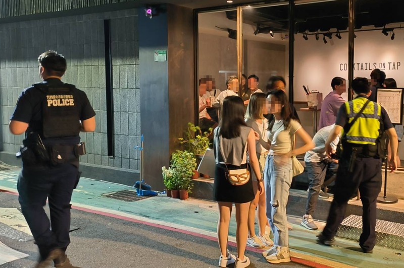 台北市大安區酒吧、餐酒館店林立巷弄，據統計超過100間，十分熱鬧，但每當深夜時刻若民眾舉報「妨害安寧」，就是轄區警方頭痛的開始。記者翁至成／攝影