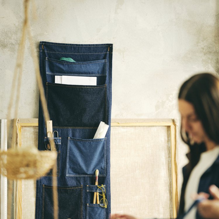 同系列的懸掛式收納袋，以不同深淺、大小的牛仔布製作而成。圖／IKEA提供