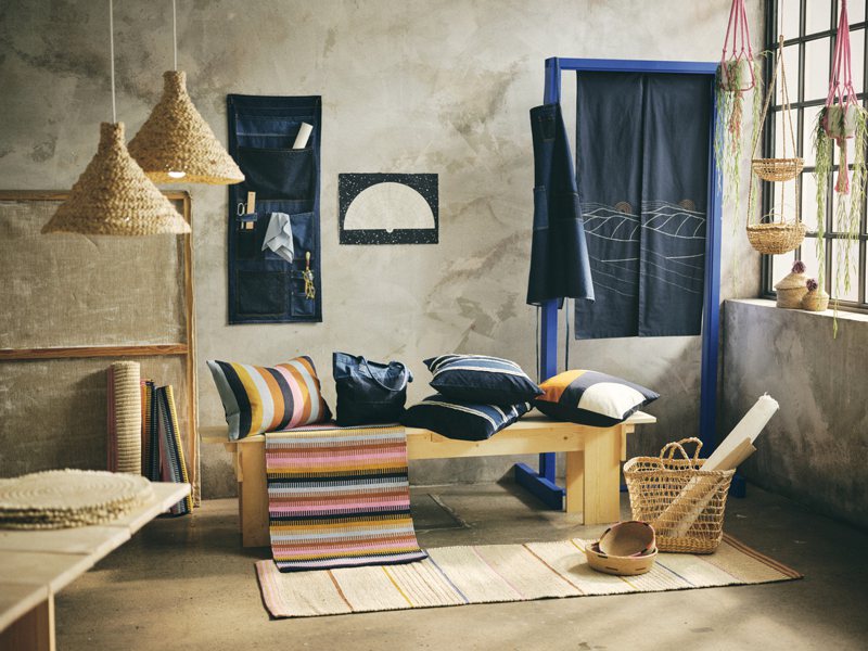 IKEA MÄVINN限量系列登場！使用不同湛藍色調的牛仔布料、天然香蕉纖維與棉質等材質，整個系列以手工製作，呈現工藝的細膩與特有的風格，混搭居家工藝美學。圖／IKEA提供