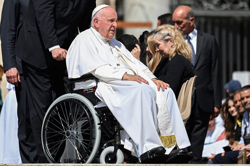 天主教教宗方濟各，7日在梵蒂岡聖伯多祿廣場（St Peter's Square）坐著輪椅現身。法新社
