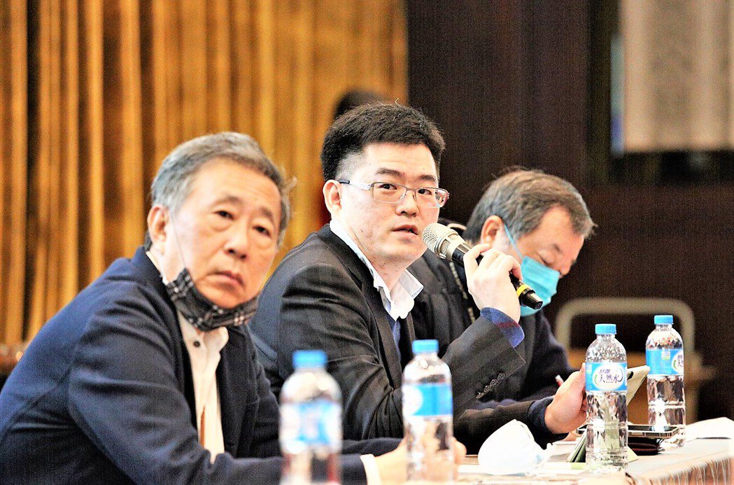 瑞軒科技董事長吳春發（左起）與總經理吳旭軒。瑞軒／提供