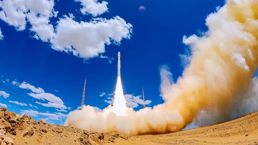 力箭一號火箭7日在酒泉衛星發射中心以「一箭26星」模式發射升空。（圖／取自「大漠...