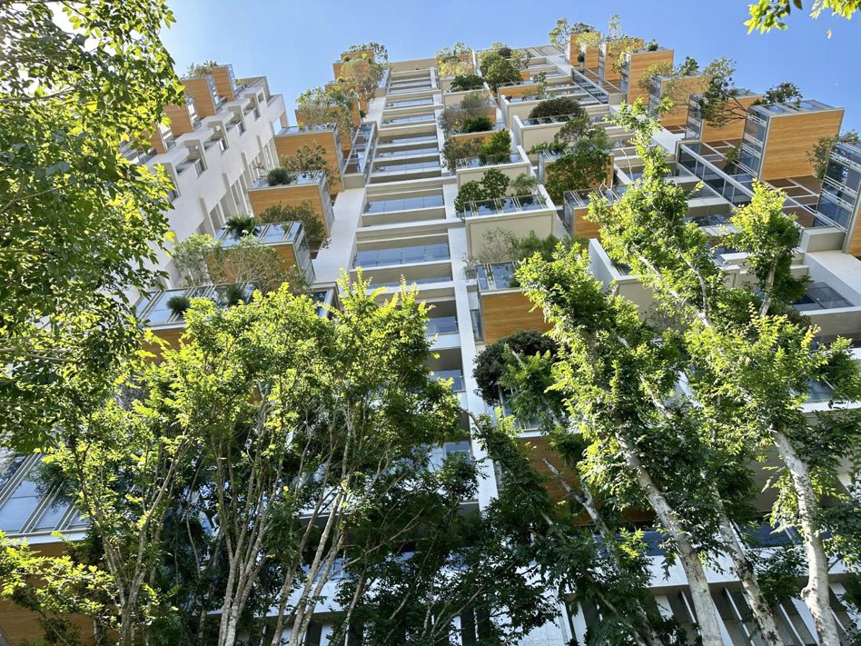 位於台中單元二的「精銳Garden One」，建築本體大量垂直綠化。精銳建設提供