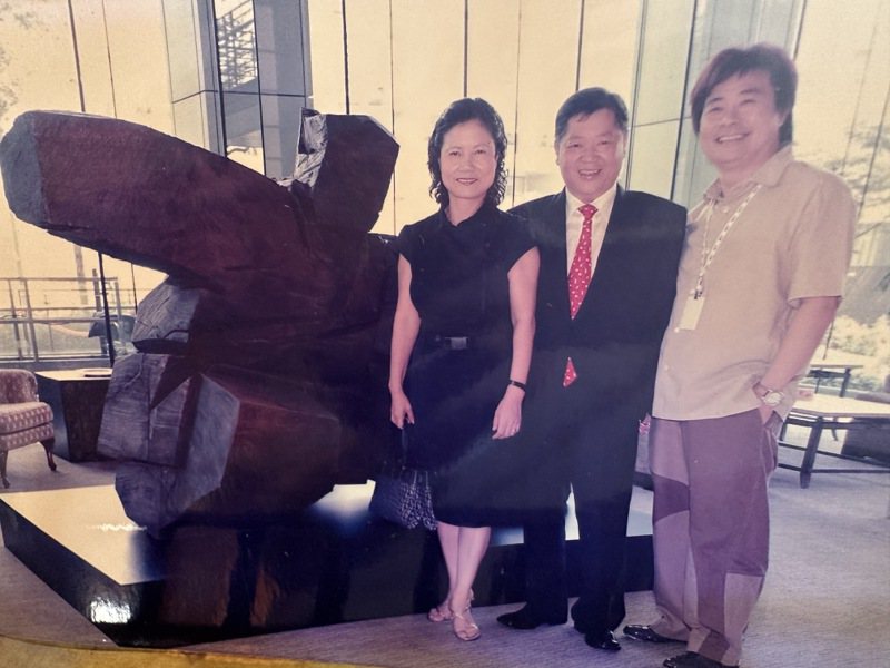 1983年5月成立的三立公司，由林崑海（中）、張秀（左）、張榮華一同創立。圖／張秀提供