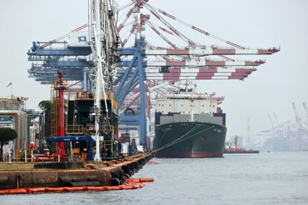 財政部公布5月出口361.3億美元，年減14.1%，連九黑，主要受出口物價下滑等四大因素影響，預估最快9月轉正，最慢要等到11月。圖為高雄港貨櫃碼頭。（本報系資料庫）