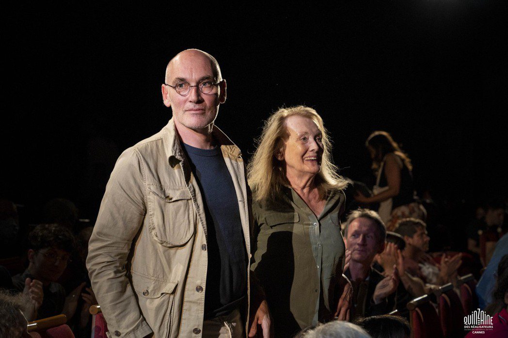 《安妮艾諾 超八時光》導演大衛．艾諾．布里歐（David Ernaux-Briot，左）與安妮．艾諾（Annie Ernaux，右）。 圖／取自坎城導演雙週