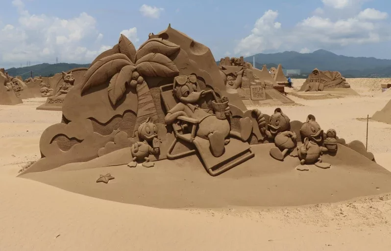 福隆國際沙雕藝術季6月9日於福隆海水浴場登場，今年以「迪士尼百年慶典」為主題，融...