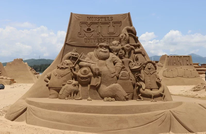 福隆國際沙雕藝術季6月9日於福隆海水浴場登場，今年以「迪士尼百年慶典」為主題，融...