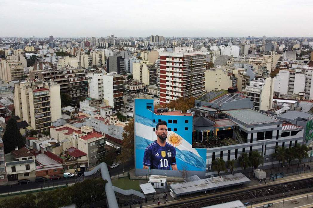 布宜諾斯艾利斯的一處巨幅梅西壁畫。 圖／法新社