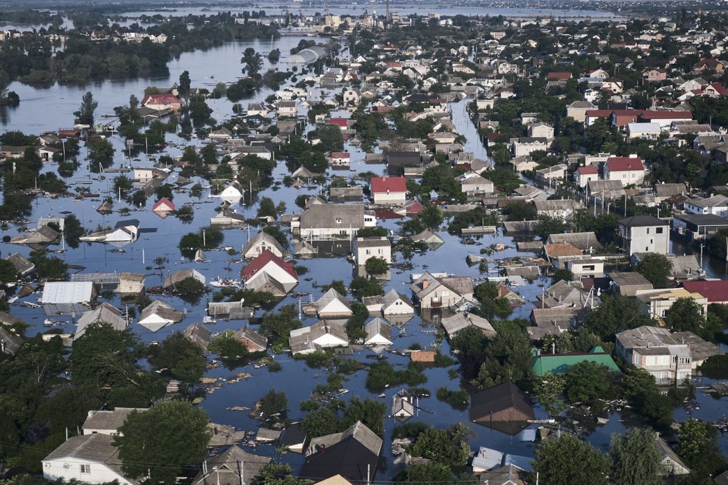 烏克蘭新卡科夫卡大壩坍塌後，赫爾松的街道被洪水淹沒。 圖／美聯社