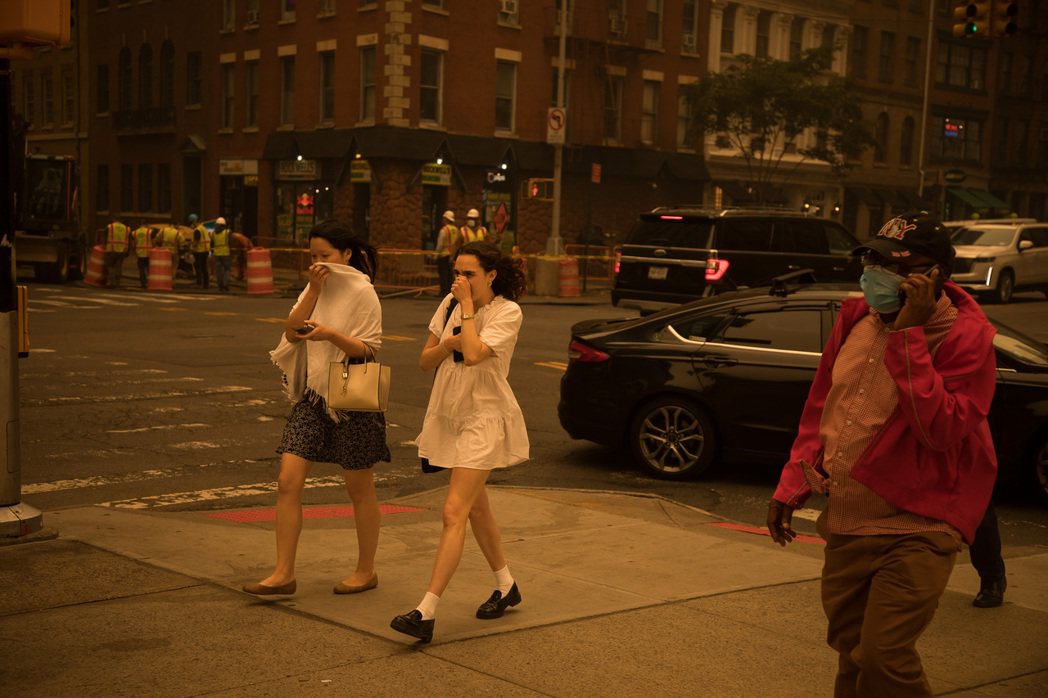 行人捂著臉行走在紐約街頭上。霧霾讓紐約彷彿是蒙上了復古濾鏡，拍下的即時影像看起來...