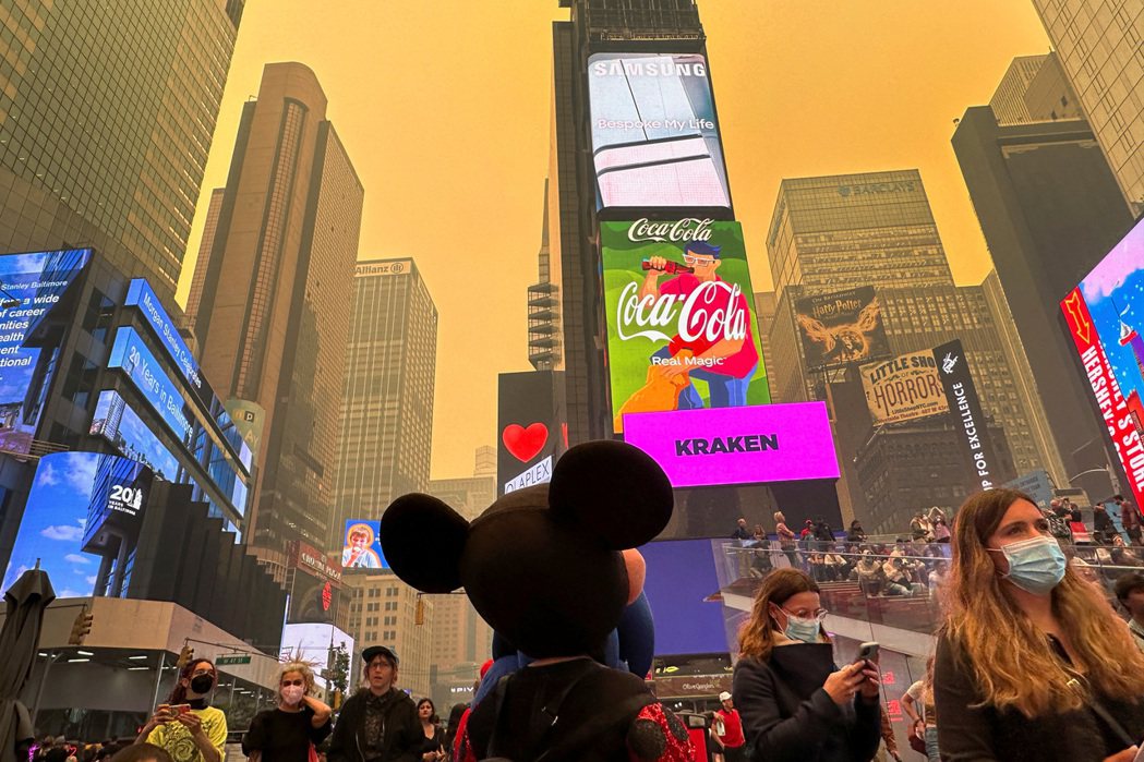 紐約曼哈頓時代廣場（Times Square）在煙霧壟罩之下仍人滿為患，部分民眾...