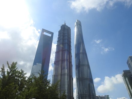 圖為上海浦東新區陸家嘴金融區的上海環球金融中心（左起）、金茂大廈、上海中心大廈。記者林宸誼／攝影