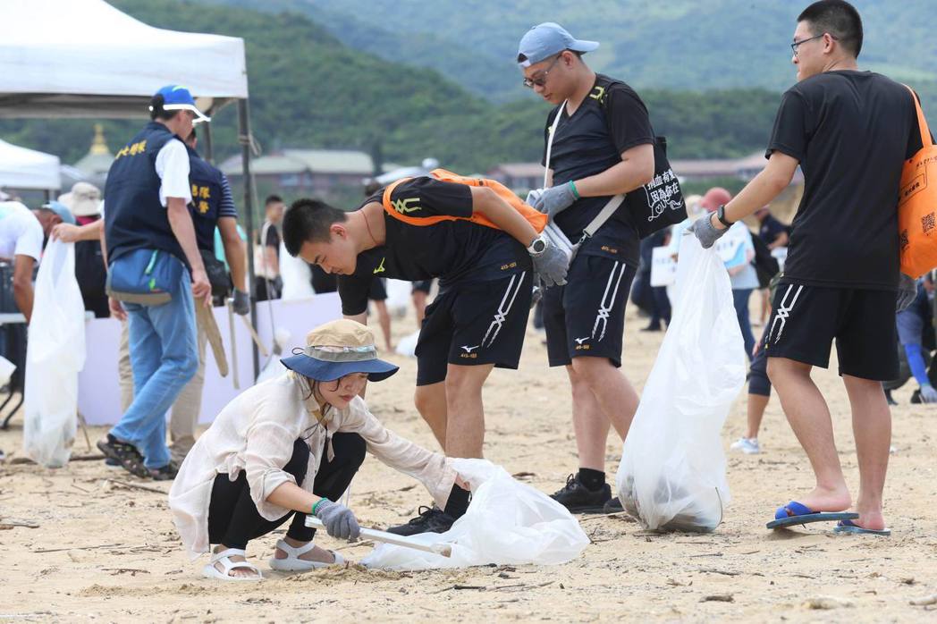 台灣警察專科學校的大孩子，熱情參與淨灘活動。（圖片由財團法人日月光環保永續基金會...