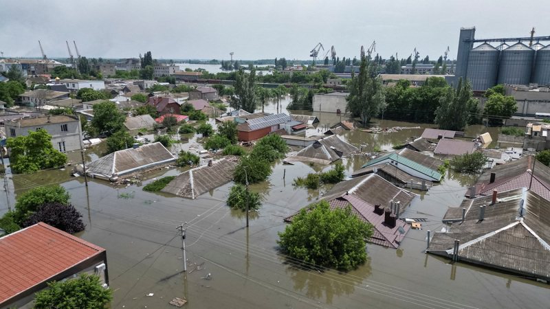 烏克蘭南部一座俄軍控制的大型水壩遭炸毀引發洪患，烏國總統澤倫斯基對聯合國和紅十字會未能伸援表示震驚。路透社
