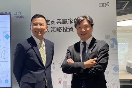 透過跟IBM合作，中租是台灣第一個上雲的金融業者，中租技術長曾裕益（左）與台灣IBM諮詢總經理林翰（右）。王郁倫／攝影