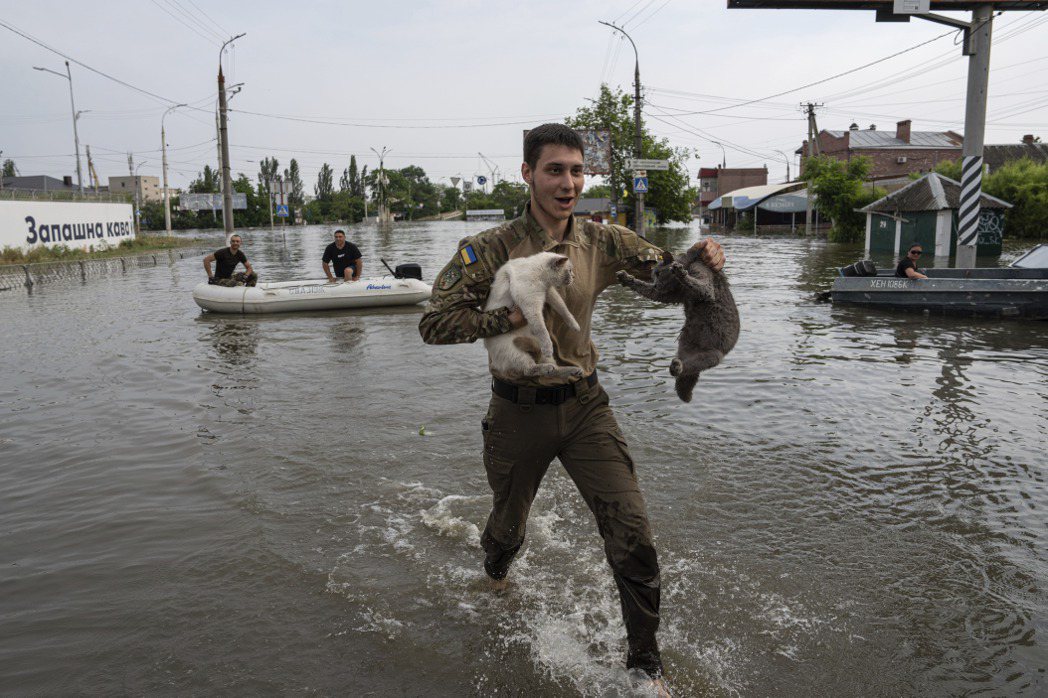 烏克蘭總統澤倫斯基表示新卡科夫卡水壩受損引發的洪水導致民眾喪命，更指控「那些試圖...