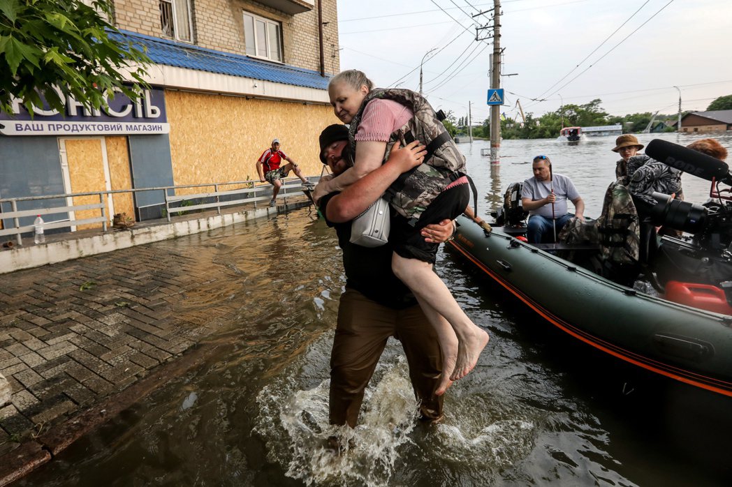 烏克蘭新卡科夫卡水壩遭到破壞後引發洪水，周遭地區民眾被迫放棄被淹沒的房屋，面臨無...