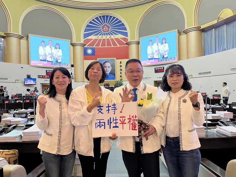 國民黨台南市議員蔡育輝（右二）穿女裝質詢挺兩性平權。記者吳淑玲／攝影