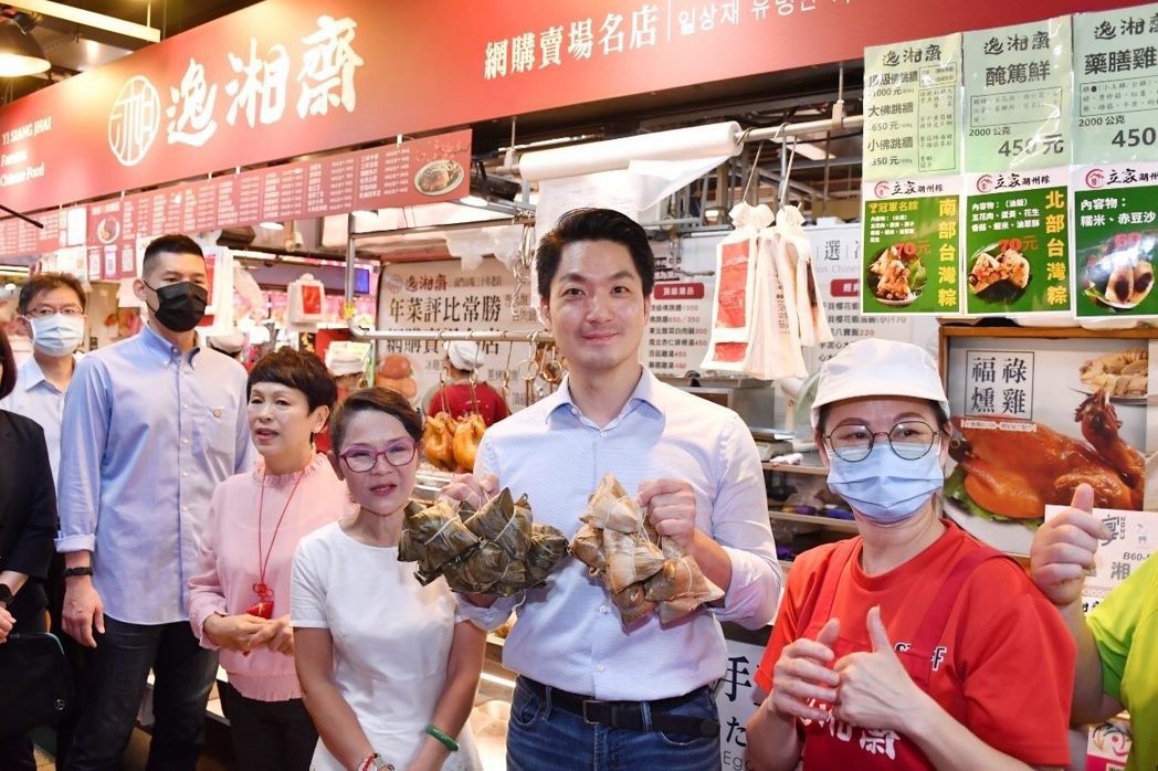 蔣萬安表示，今天很開心來參加南門市場百粽宴，許多台北市民包括他，都跟南門市場有很...