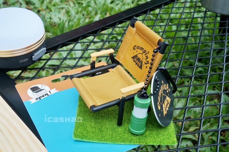 愛金卡公司6月13日起推出「露營系列icash2.0」，「露營椅款」附上露營椅、露營燈配件，露營椅採活動式設計，可手動折疊收納。圖／愛金卡公司提供