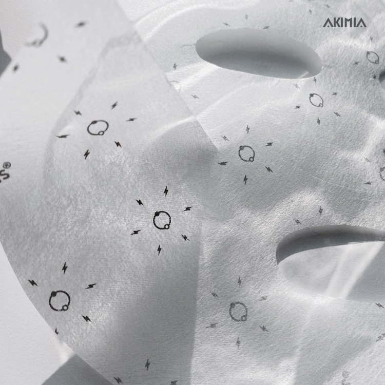 AKIMIA以突破技術，在面膜紙上印刷上電池，獨創極輕薄「印刷電磁」。圖／AKIMIA提供