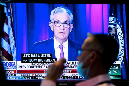 美國聯準會（Fed）主席鮑爾先前預示6月可能暫停升息，但連四月未升息的加拿大央行7日竟意外升息1碼，令投資人擔心Fed也會變卦。圖／路透