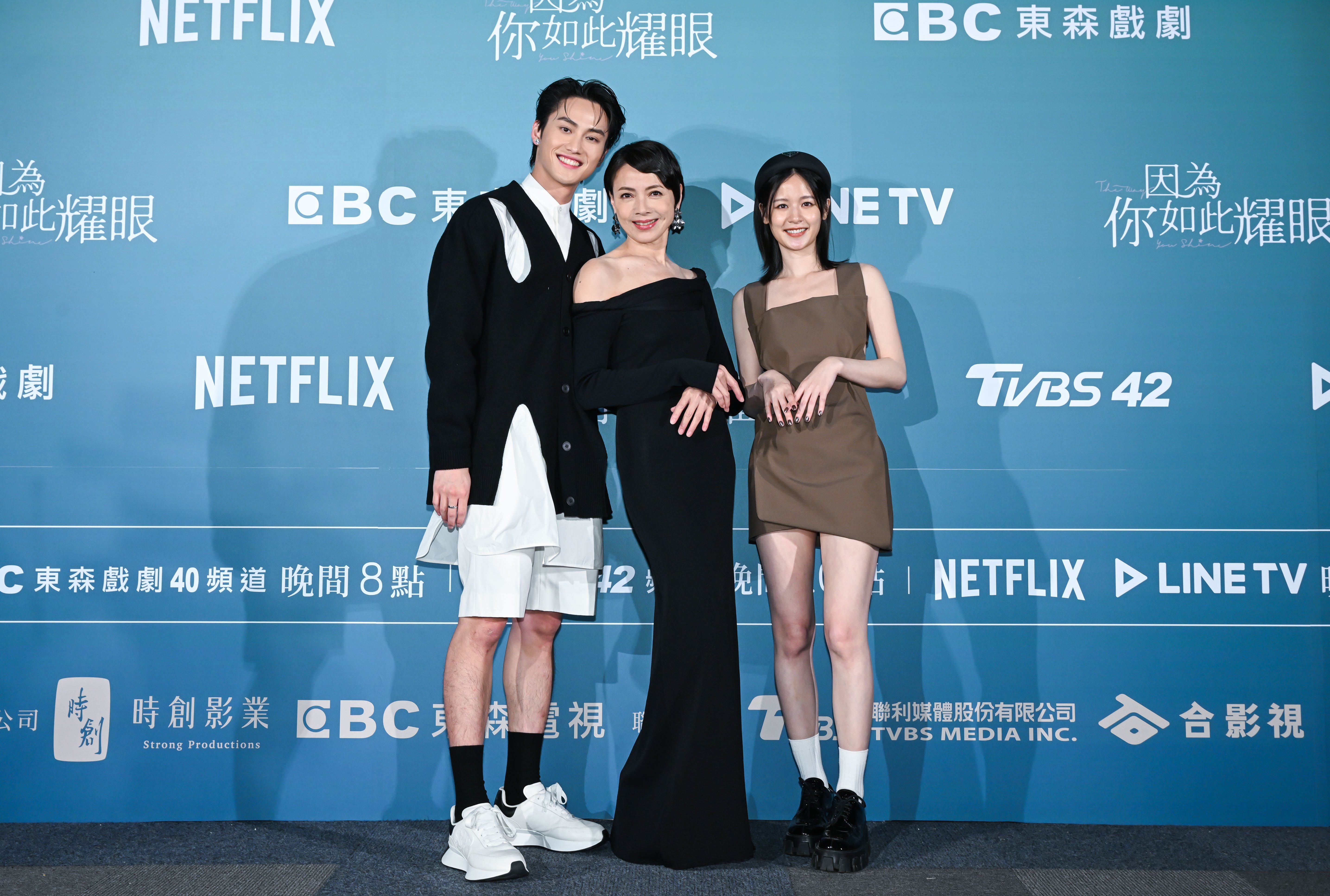 范少勋(左起)、柯淑勤、袁子芸在“因为你如此耀眼”中饰演一家人。图／时创影业提供