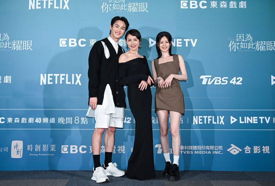 范少勳(左起)、柯淑勤、袁子芸在「因為你如此耀眼」中飾演一家人。圖／時創影業提供