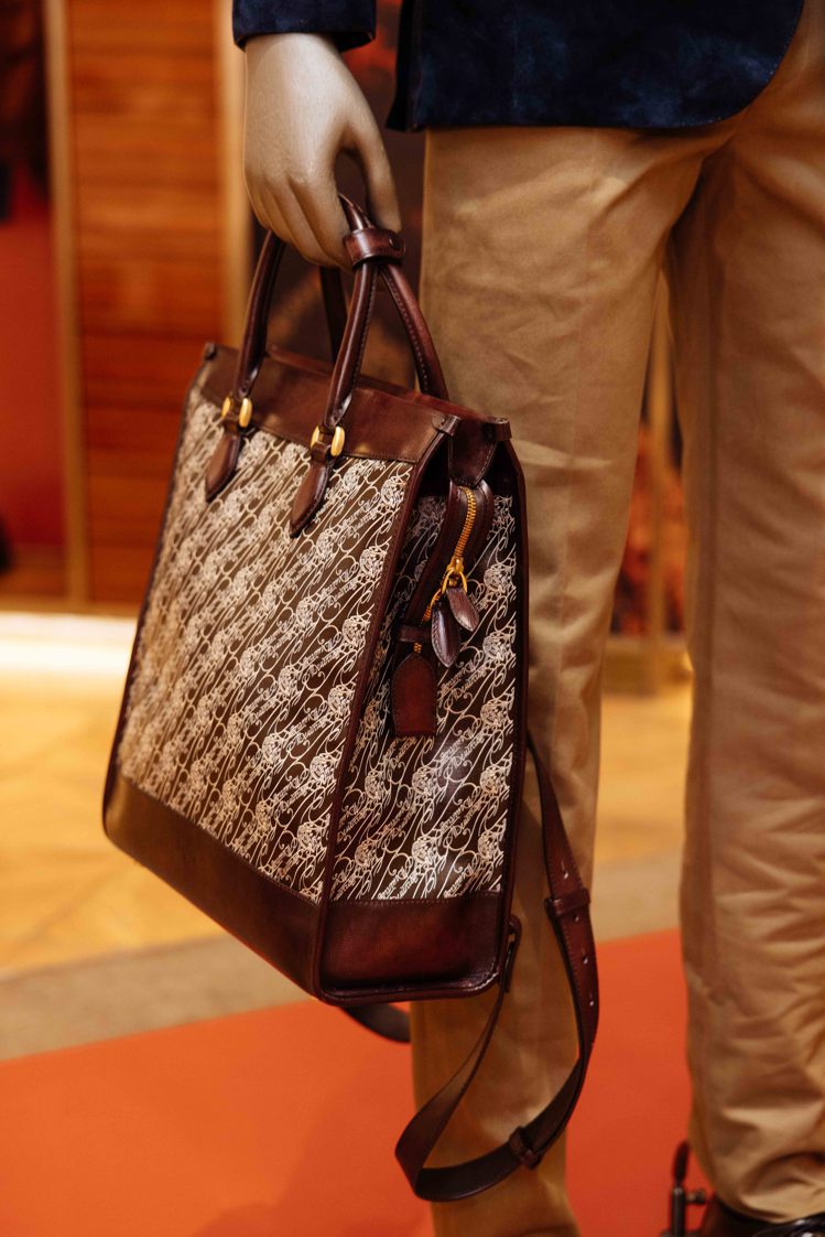 手提包款結合了經典的皮革工藝與Scritto圖案。圖／Berluti提供
