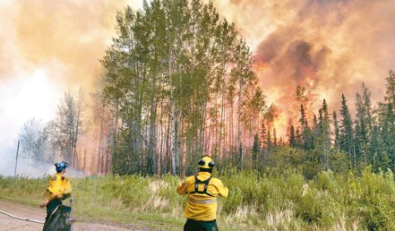 加拿大森林大火造成的霾害飄入美國，多處地標被如同「世界末日」般的橘色霧霾壟罩。（路透）