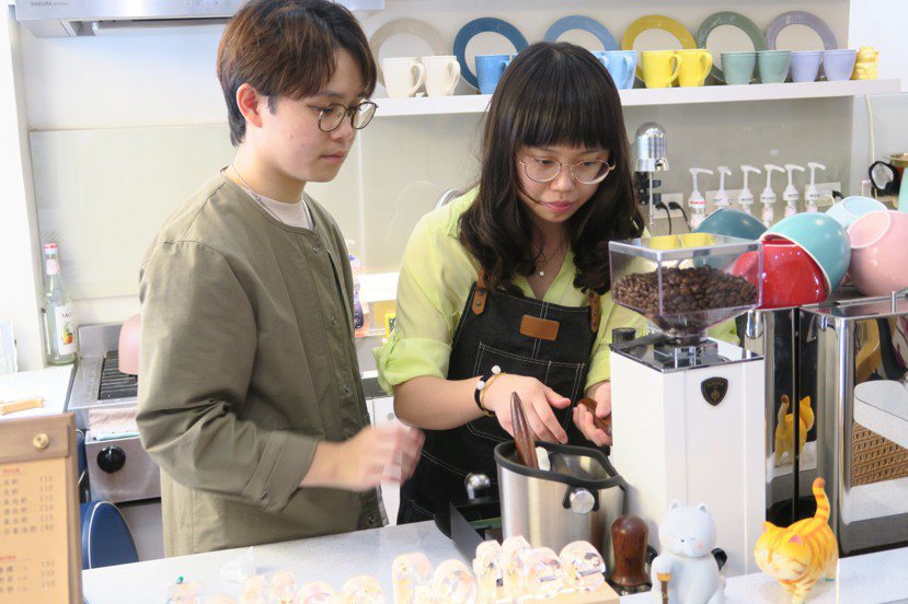 陳冠宇支持媽媽的決定，辭掉工作學煮咖啡，和妹妹彥蓉一起開店。 圖／彰化醫院提供