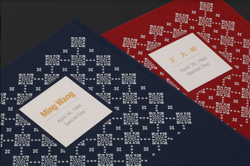 ▲溫潤優雅的荷蘭布裱硬精裝書，創造獨特經典風雅，淺棕/藍/紅三款擇一。