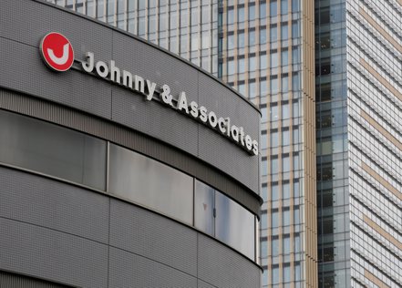 傑尼斯事務所是日本代表性的娛樂企業，在電視、電影及影劇報紙等有壓倒性的影響力。路透