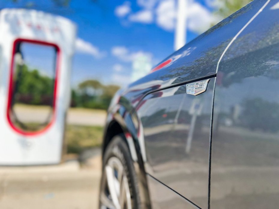 通用汽車的電動車明年起將能使用特斯拉充電樁。 摘自GM