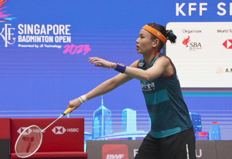 台灣羽球一姊戴資穎9日在超級750的新加坡公開賽直落二擊敗中國好手何冰嬌，晉級4強。戴資穎賽後受訪說，自己失誤較少，壓力也比較少。 中央社