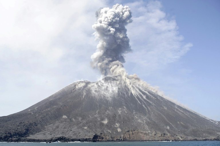 印尼喀拉喀托之子（Anak Krakatoa）火山今天爆發，當地官員說，火山噴發出的濃煙高度達到3公里。目前沒有任何傷亡報告。圖為喀拉喀托之子火山。法新社資料照