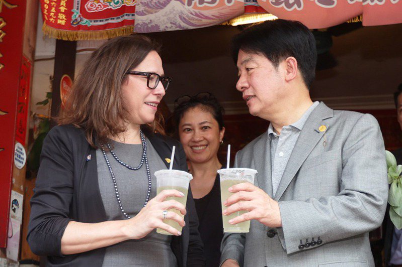 民進黨總統參選人賴清德（右）昨天陪美國在台協會主席羅森柏格（左）走訪台南，到知名飲料店喝冬瓜茶消暑。記者劉學聖／攝影