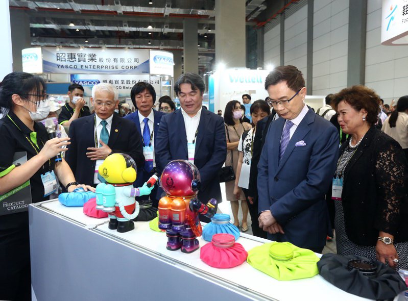 台灣國際醫療暨健康照護展中，主辦單位貿協黃志芳董事長（右2）與貴賓一同參觀亮點企業的產品。（外貿協會/提供）