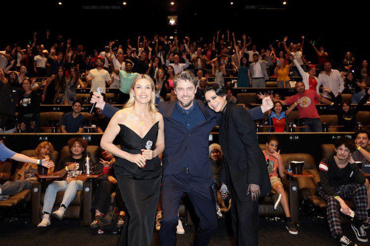 製片芭芭拉馬希提（左起）、導演安迪馬希提大讚薩莎卡勒是「閃電俠」中「超少女」的完...