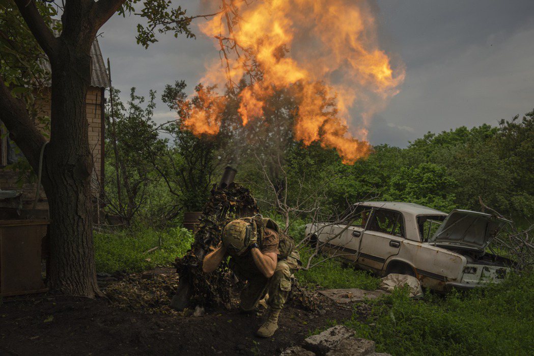 一支龐大的烏克蘭軍隊8日對俄羅斯在南部的陣地發起進攻，一些烏克蘭官員和西方分析人...