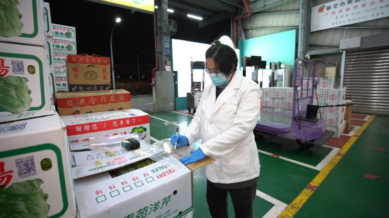 新北果菜公司上月抽驗943件，不合格件數43件，銷毀總計4961公斤蔬果。圖／新北果菜公司提供