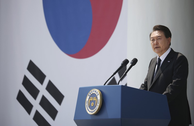 南韓總統尹錫悅上任後一系列對北韓強硬、靠攏美日的作法，已引起中國大陸警惕。圖為尹錫悅6日在首爾參加顯忠日紀念儀式。