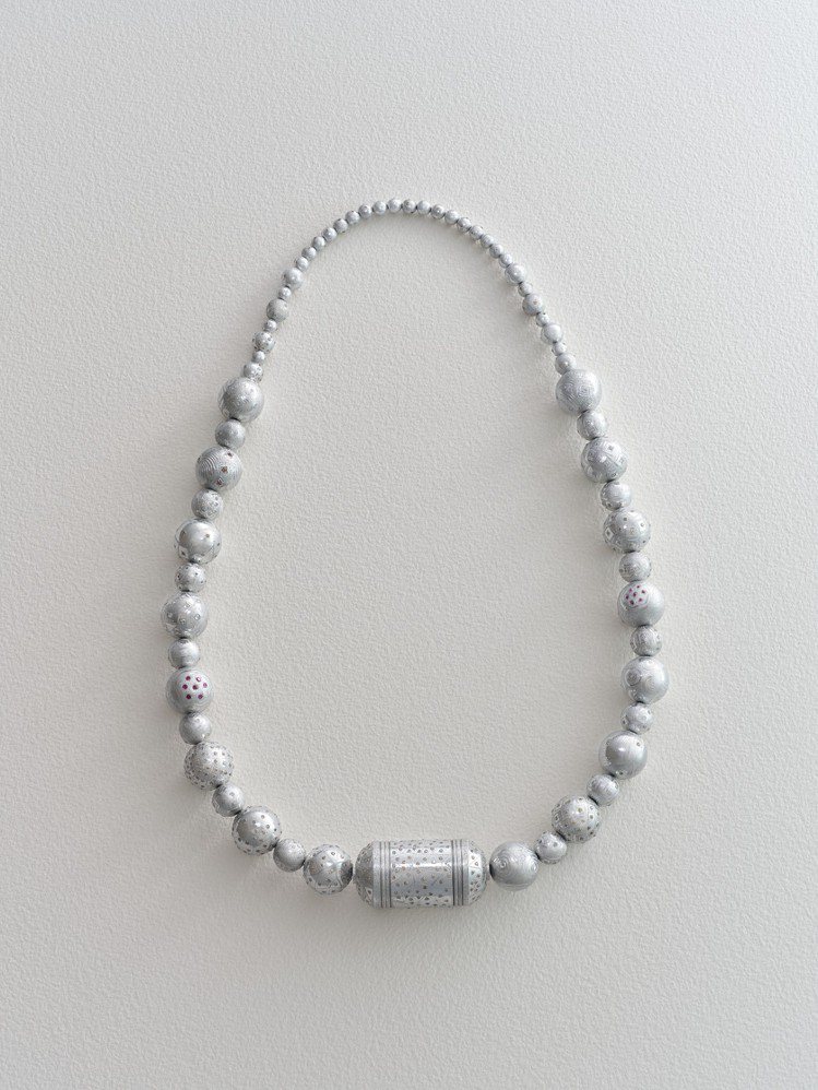 鋁製長項鍊。圖／梵克雅寶L'ÉCOLE珠寶藝術學院提供