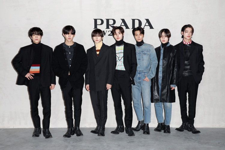 韓國男團ENHYPEN，七人在今年一月時全團出席Prada的23秋冬男裝秀，也為...