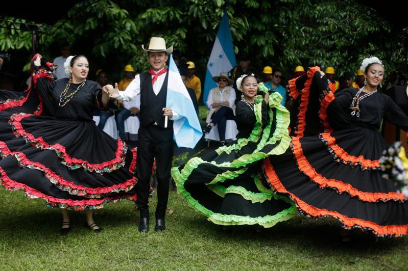 5月30日，舞蹈演員在宏都拉斯聖芭芭拉省聖克魯斯市洛斯納蘭霍斯公園表演民俗節目。　　新華社