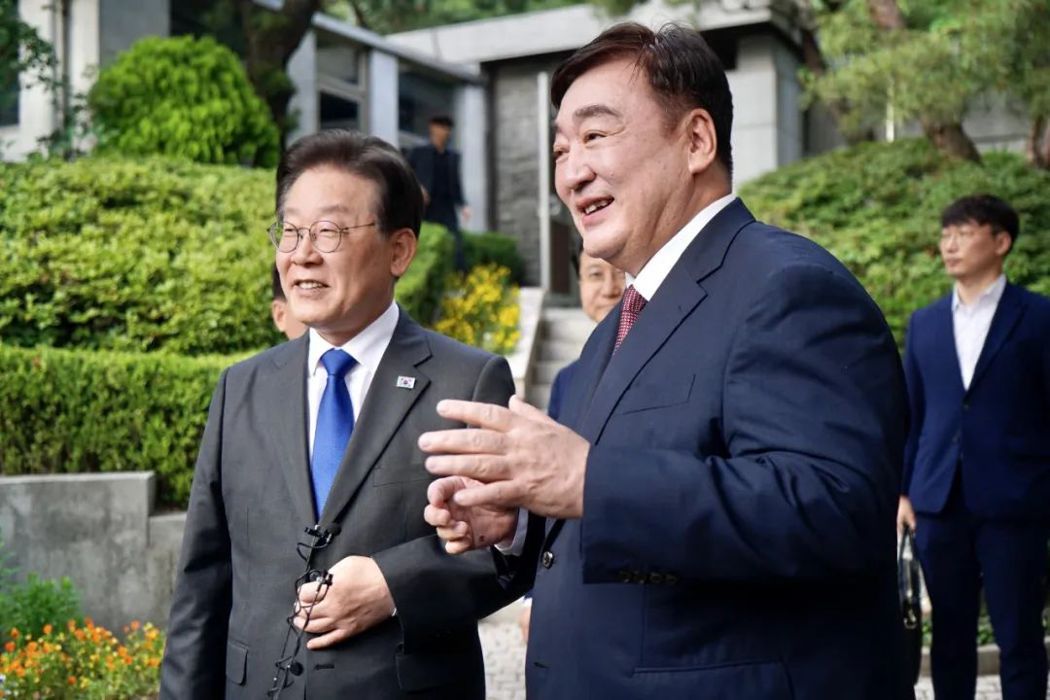 中國大陸駐韓國大使邢海明（右）8日與南韓最大在野黨共同民主黨黨魁李在明（左）會晤...