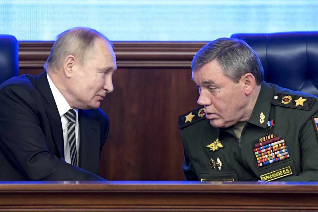 俄羅斯總統普亭和俄軍參謀總長吉拉西莫夫（右），2021年12月在莫斯科的會議中交...