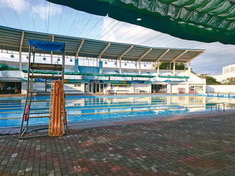 高雄4月20日起全市公立游泳池停止對外開放，鳳山運動中心的泳池僅供選手訓練。記者任義宇／攝影