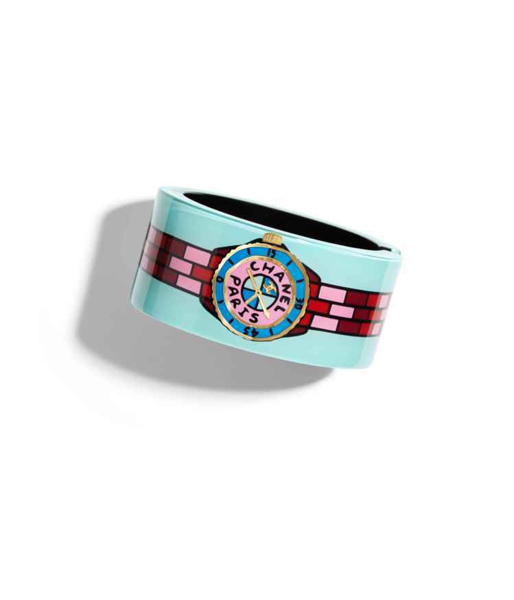 藍粉色腕錶插畫高級樹脂手環，58,300元。圖／香奈兒提供